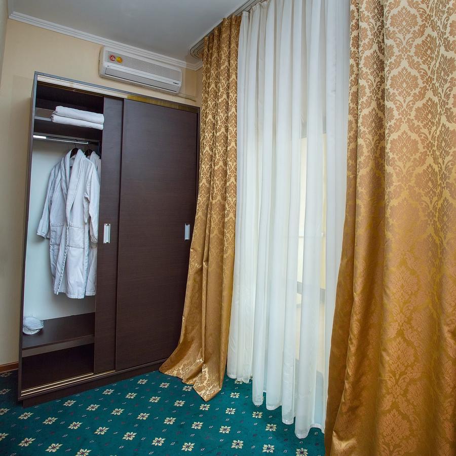 Stary Melnik Hotel Алма Ата Екстериор снимка