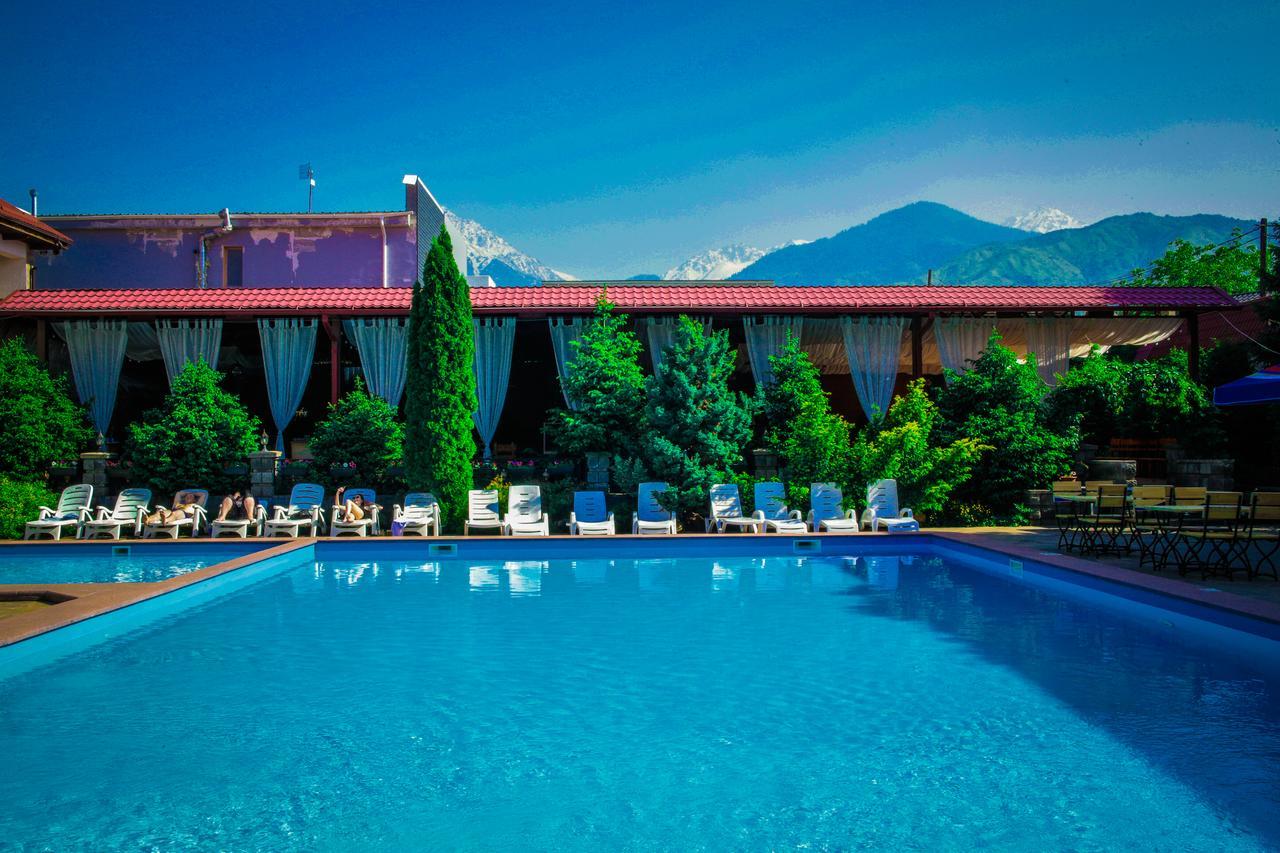Stary Melnik Hotel Алма Ата Екстериор снимка